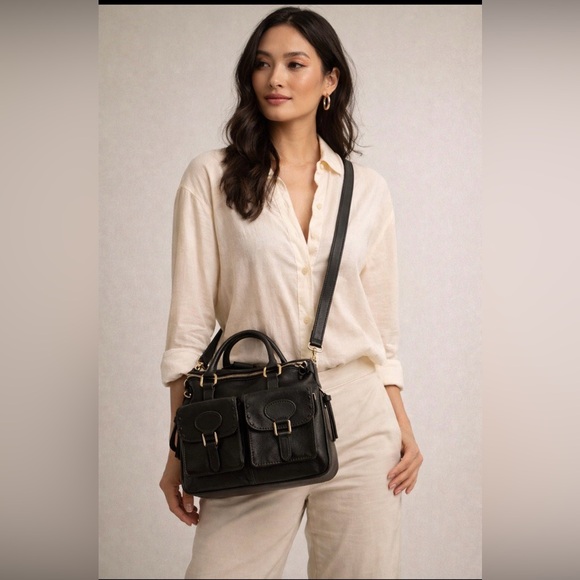 Dooney & Bourke Handbags - Beautiful Dooney & Bourke with Double Pockets.
Comes with crossbody strap.